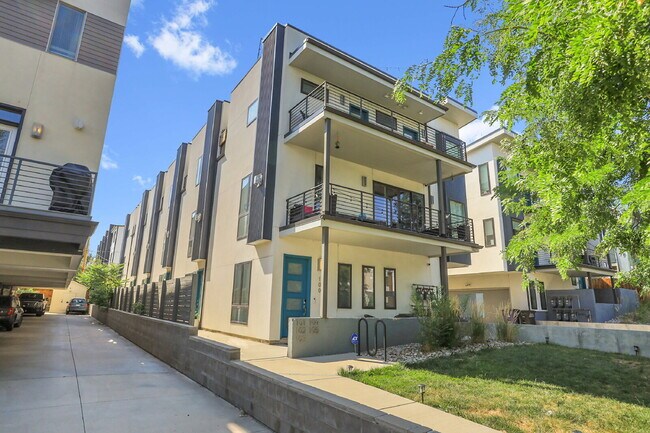 Building Photo - $3,300.00 - 2 Bedroom, 2.5 Bathroom, Rooft...