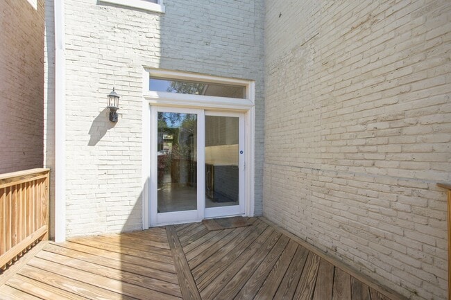 Building Photo - Available Now! // 3 Bedroom 2.5 Bathroom T...