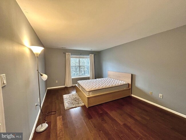 Building Photo - 904B Oliphant Ln