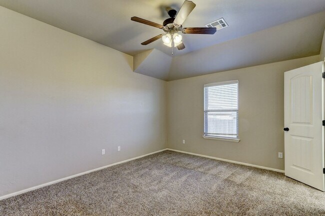 Building Photo - HOME AVAILABLE FOR LEASE