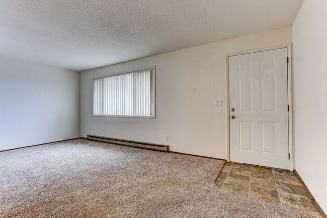 Building Photo - 3 Bedroom 1.5 Bathroom Apartment Home, Washer Dryer in Unit!