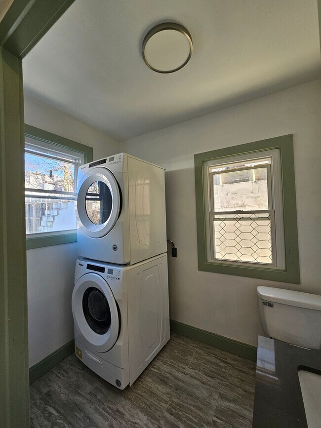 Building Photo - 513 Poplar St