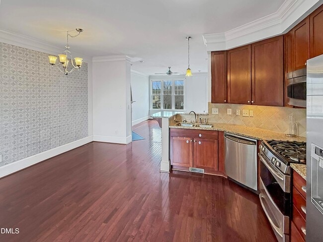 Building Photo - 184 Finsbury St