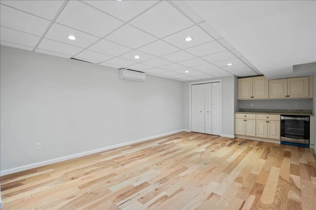 Building Photo - Spacious 4 Bedroom 4.5 Bath Rental in London Woods!