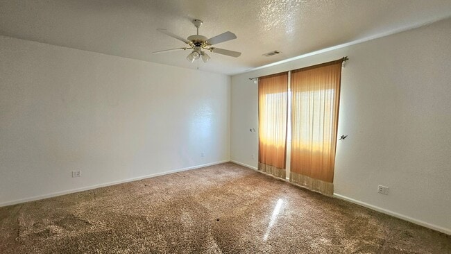 Building Photo - Parkway Village Beauty - 3 Bed + 3 Bth!