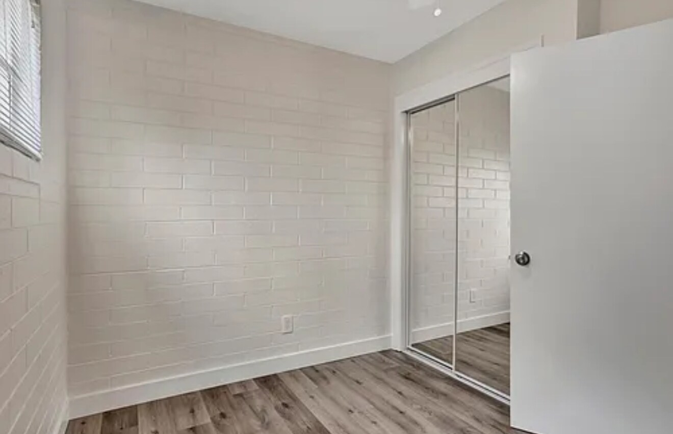 Building Photo - 2715 E Oak St