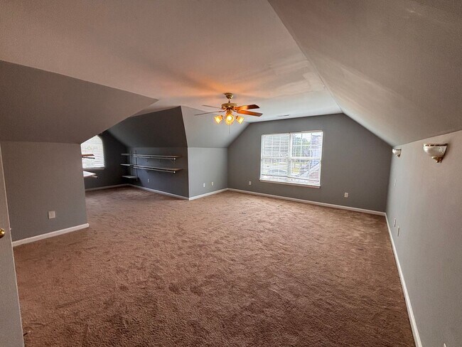 Building Photo - 5 Bedrooms- 3 Bathroom- House in West Rome!