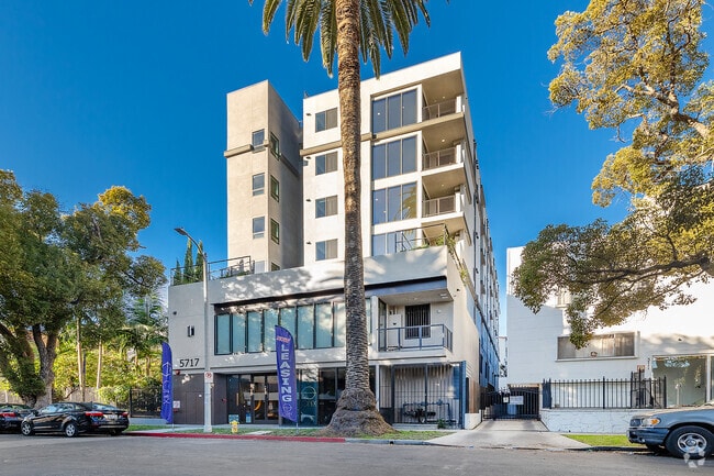 Building Photo - Onix Hollywood