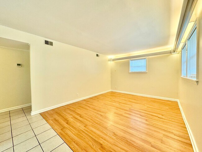 Building Photo - 2 Bedroom in Lindley Park close to UNCG