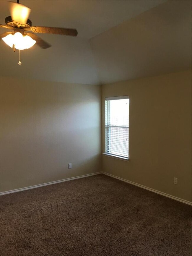 Building Photo - Wonderful 3/2/2 with covered patio! Close ...