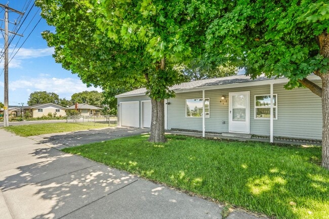 Primary Photo - 6702 E 3rd Ave