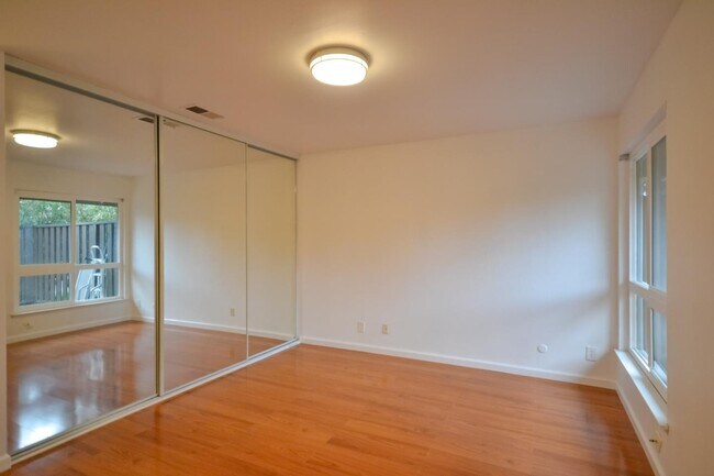 Building Photo - 5013 Pine Tree Terrace
