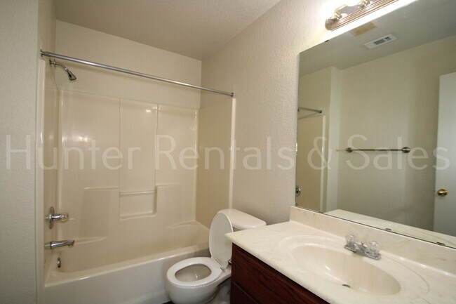 Building Photo - Spacious Duplex!