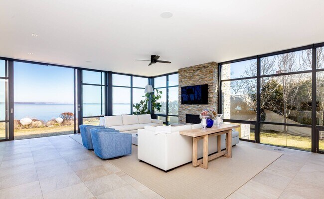 Building Photo - 247 Kings Point Rd