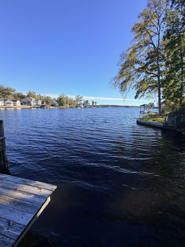 Building Photo - 332 Pinelake Dr.