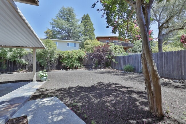 Building Photo - 235 Ginger Dr