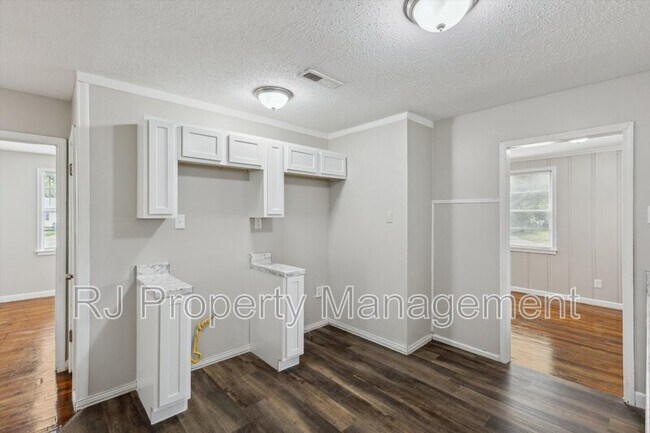 Building Photo - 605 Orchard Ave
