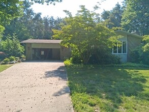 Building Photo - Beautiful 3-Bedroom Home with Pool on Lakeshore Drive