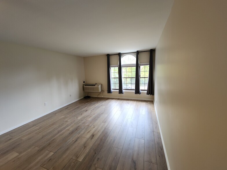Living room - 24 West Rd
