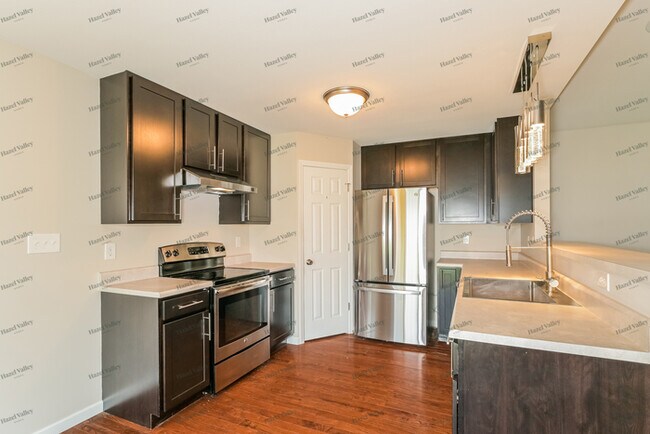 Building Photo - 319 Pecan Bluffs Dr