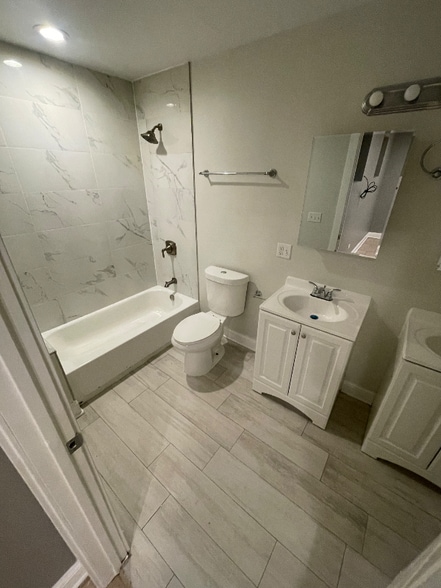 Building Photo - 7725 S Kingston Ave