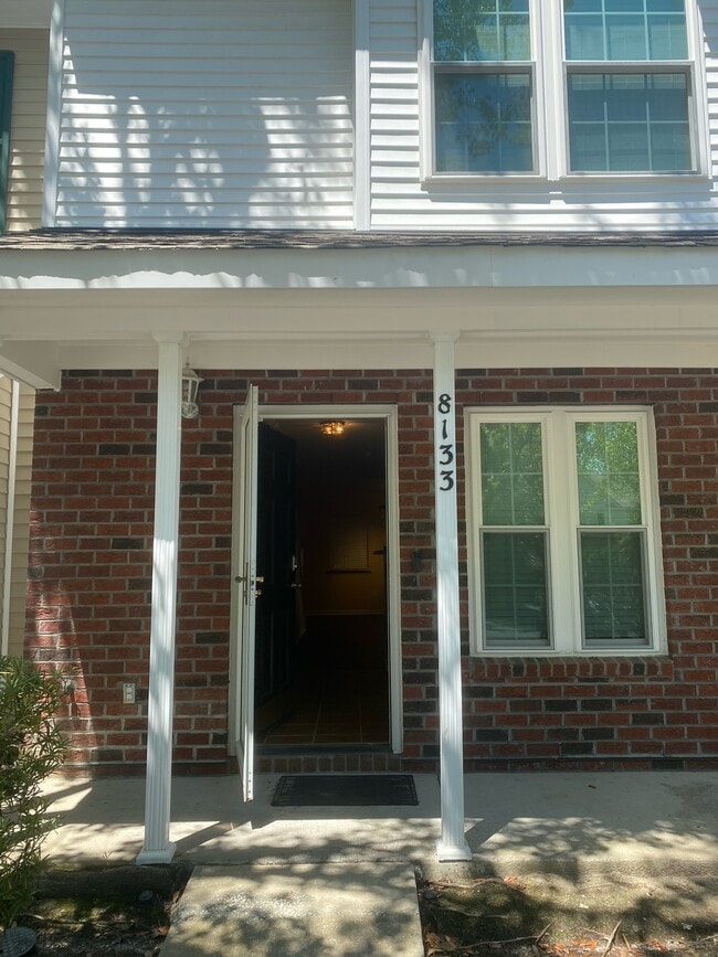 Building Photo - 8133 Shadow Oak Dr