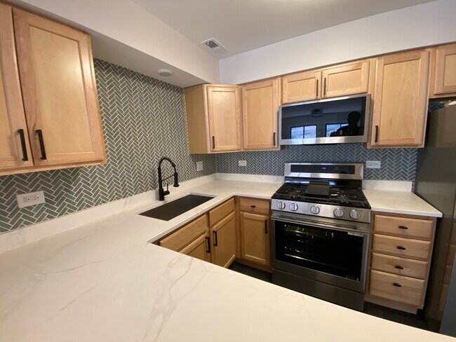 Building Photo - 1455 W Fullerton Ave