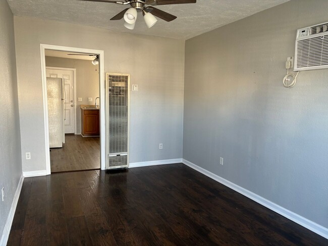 Building Photo - Cute Brentwood Home - Walk to Downtown!