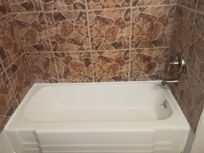 Building Photo - 3-bedroom, 1-bathroom home located inSouth...