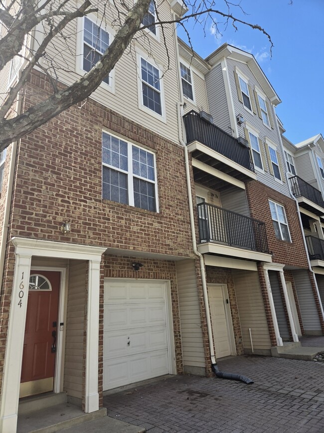 Building Photo - 1604 Post Oak Dr
