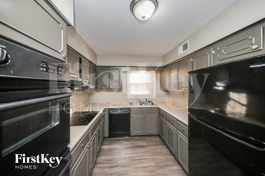 Building Photo - 6000 Macleod Dr