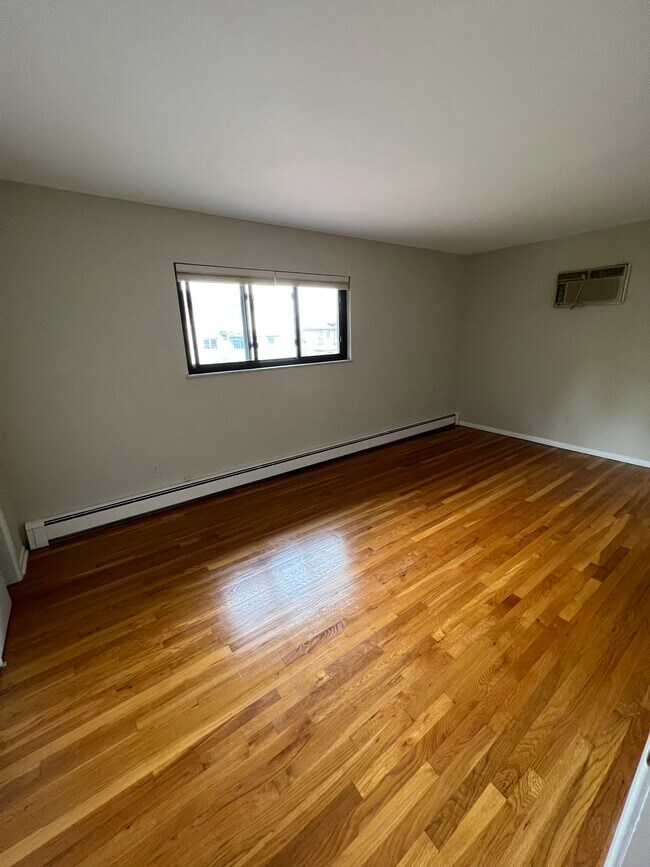 Building Photo - 429 10th St