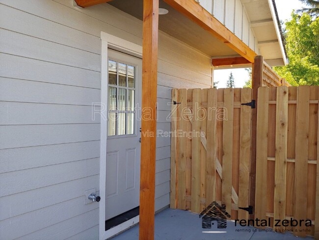 Building Photo - 374 SE Garner St