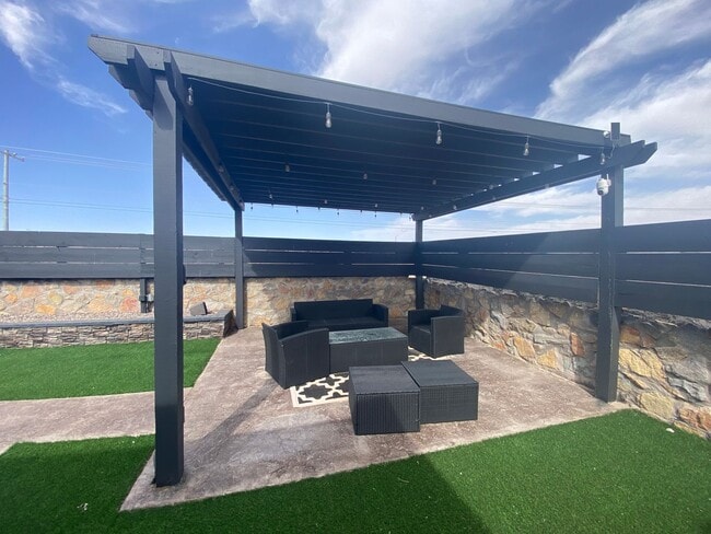 Building Photo - East El Paso 4 bed 2 bath Refrig A/C with gorgeous landscaping!