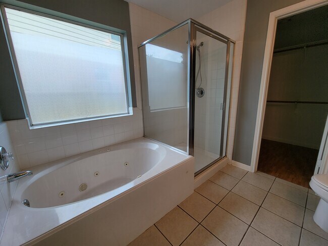 shower & tub - 21563 Lexor Ct