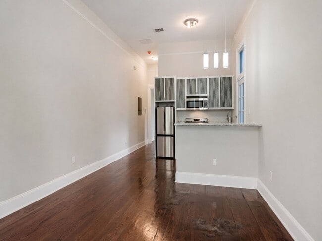 Building Photo - Fabulous 1BR 1BA Bungalow w/ Full Appliance Suite + In-Unit Laundry in New Orleans