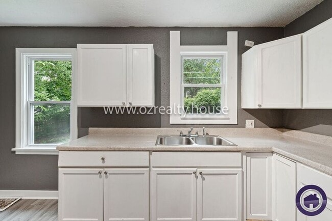 Building Photo - 2126 Marlow Rd