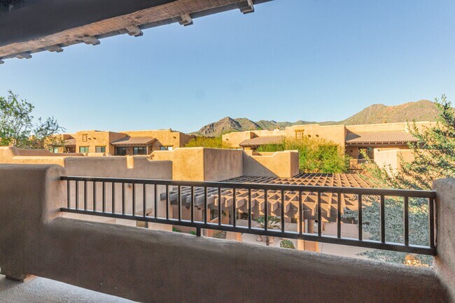Building Photo - Beautiful Scottsdale townhome with perfect...