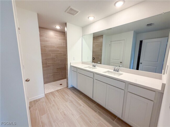 Building Photo - 420 NW 4th Terrace