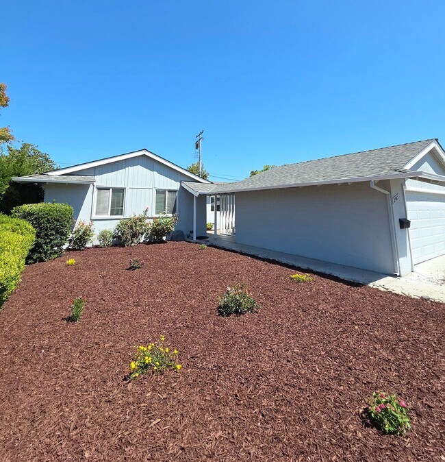 Building Photo - Fantastic 3 Bedroom, 2 Bath home in Santa Clara with upgrades galore!