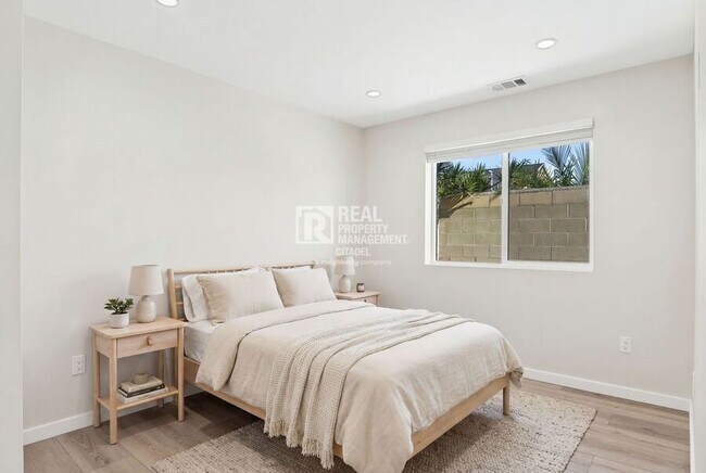 Building Photo - 996 S Siet Pl