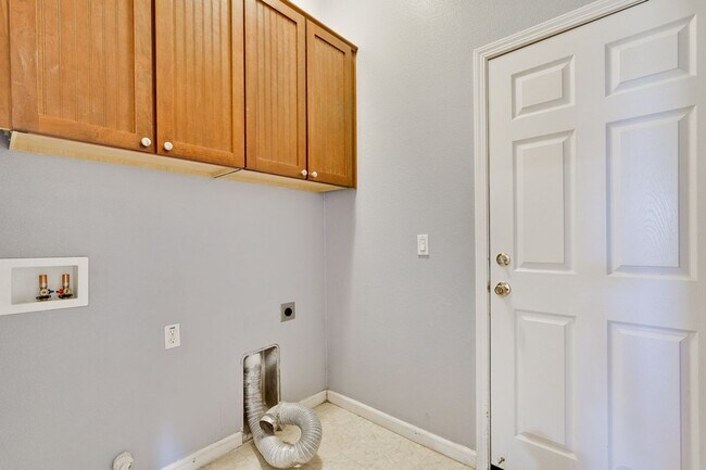 Building Photo - Spacious 3 Bedroom, 2 Bathroom Home with D...