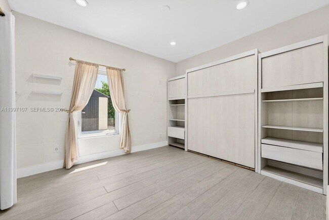 Building Photo - 1126 NE 16th Ct