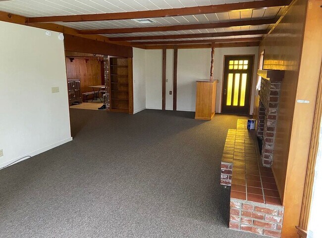 Building Photo - 3 bedroom, 2 bath westside Porterville