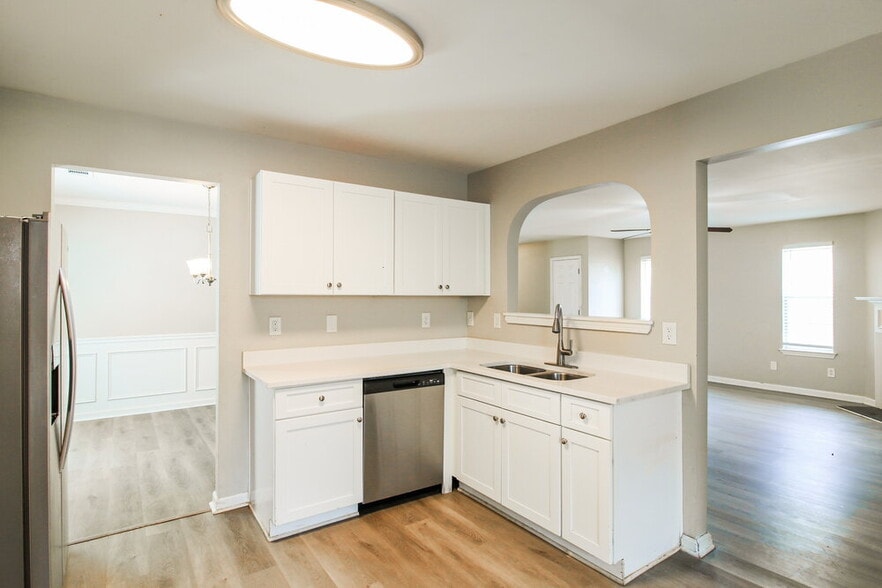 Building Photo - 5848 el Segundo Way
