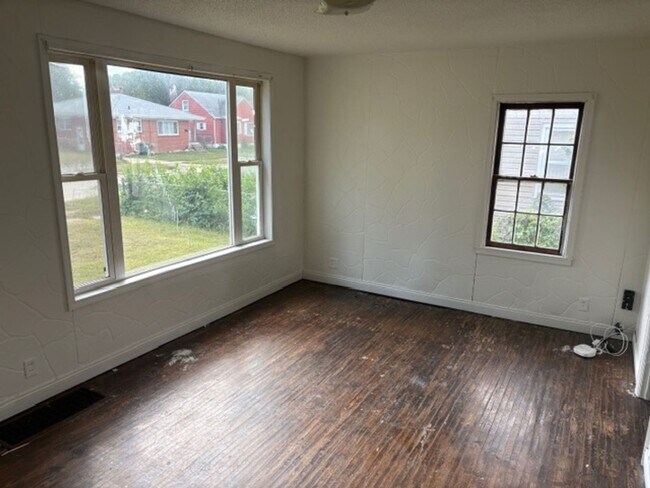 Building Photo - Single Family Home in Waterloo, IA