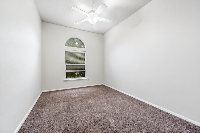 Building Photo - 927 Hannah Falls Ln
