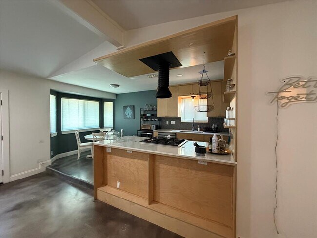 Building Photo - 1900 Dauphine Cove