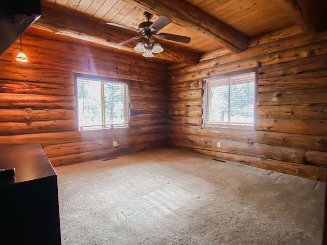 Building Photo - Beautiful Custom Log Home in Squaw Creek C...