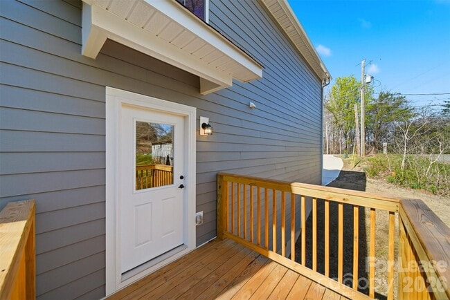 Building Photo - 403 15th Ave SW